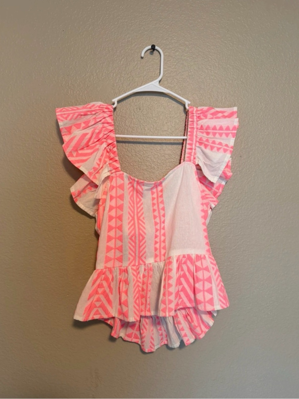 Francesca's Collections Pink & White Geometric Flutter Sleeve Peplum Top